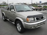 2000 Nissan Frontier SE V6 Extended Cab 4x4 Front 3/4 View