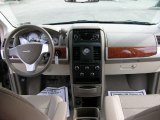 2008 Chrysler Town & Country Touring Dashboard
