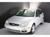 2007 Ford Focus ZX5 SES Hatchback Front 3/4 View