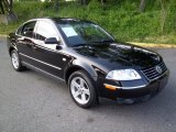 2004 Volkswagen Passat GLX Sedan Front 3/4 View