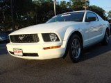 2005 Performance White Ford Mustang V6 Deluxe Coupe #50085505