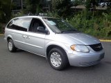 2002 Chrysler Town & Country eL Front 3/4 View