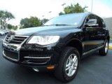 2009 Volkswagen Touareg 2 VR6 Front 3/4 View