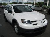 Diamond White Pearl Mitsubishi Outlander in 2003