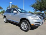 2005 Volkswagen Touareg V8 Front 3/4 View