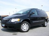 2007 Brilliant Black Crystal Pearl Chrysler Town & Country Touring #5880403