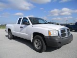 2005 Dodge Dakota ST Club Cab Front 3/4 View