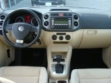 2009 Volkswagen Tiguan SE Dashboard