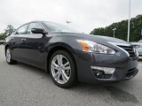 2013 Nissan Altima 3.5 SV Front 3/4 View