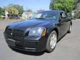 2005 Dodge Magnum SXT Front 3/4 View