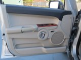 2006 Jeep Commander Limited Door Panel