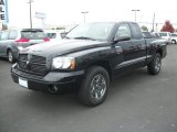 2006 Dodge Dakota Night Runner Club Cab 4x4 Front 3/4 View