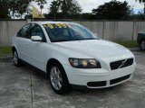 2006 Volvo S40 2.4i Data, Info and Specs