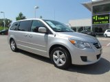 2010 Volkswagen Routan SEL Front 3/4 View