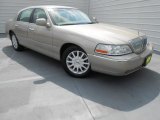 2006 Lincoln Town Car Signature Front 3/4 View