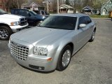 2005 Chrysler 300 Limited Front 3/4 View