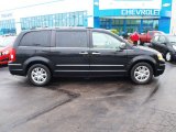 2008 Brilliant Black Crystal Pearlcoat Chrysler Town & Country Limited #80948354