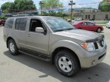2006 Nissan Pathfinder SE 4x4 Front 3/4 View