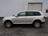 2009 White Gold Metallic Volkswagen Touareg 2 VR6 #82098954