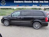 2013 Brilliant Black Crystal Pearl Chrysler Town & Country Touring - L #83205963