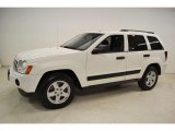 2005 Jeep Grand Cherokee Laredo 4x4 Front 3/4 View