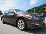2014 Nissan Altima 2.5 SV Front 3/4 View