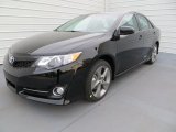 2014 Toyota Camry SE Front 3/4 View