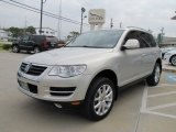 2008 Volkswagen Touareg 2 VR6 Front 3/4 View