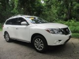 2014 Nissan Pathfinder SV AWD Front 3/4 View