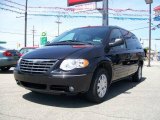 2007 Brilliant Black Crystal Pearl Chrysler Town & Country Limited #9564588