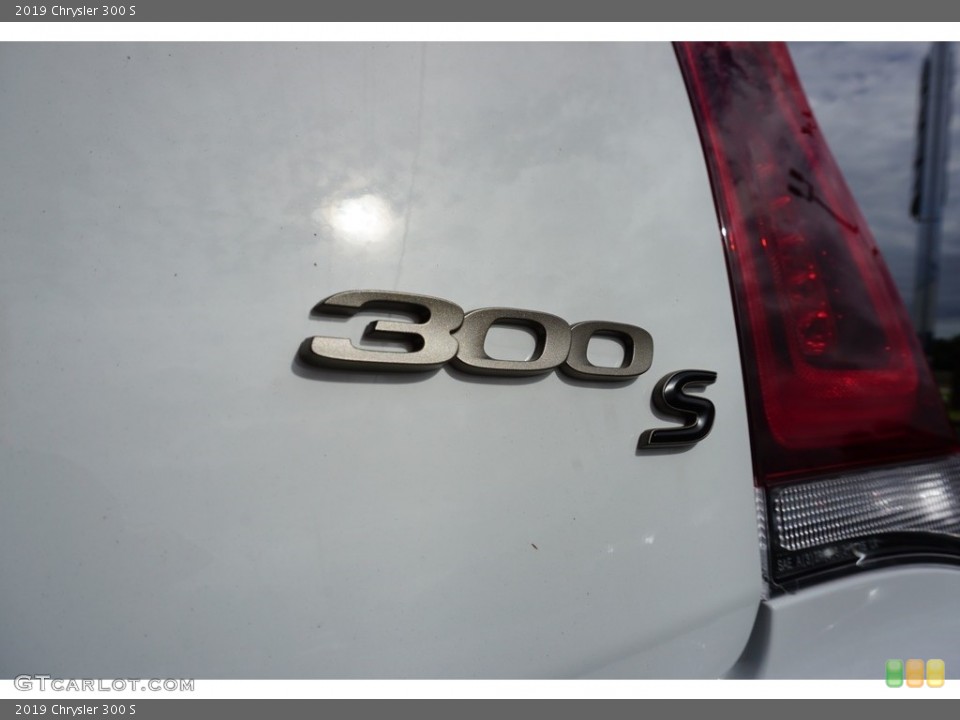 2019 Chrysler 300 Badges and Logos