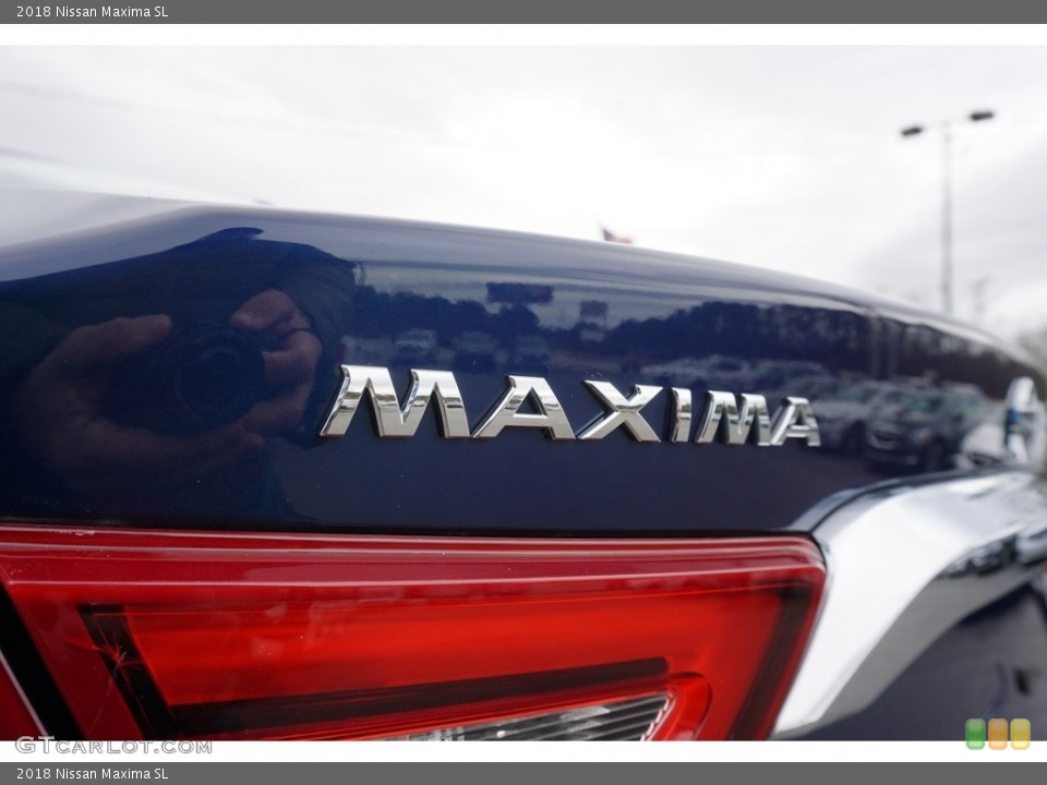 2018 Nissan Maxima Badges and Logos