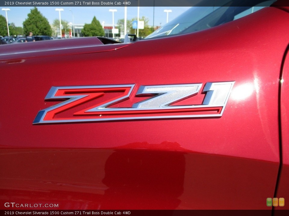 2019 Chevrolet Silverado 1500 Custom Badge and Logo Photo #142013777