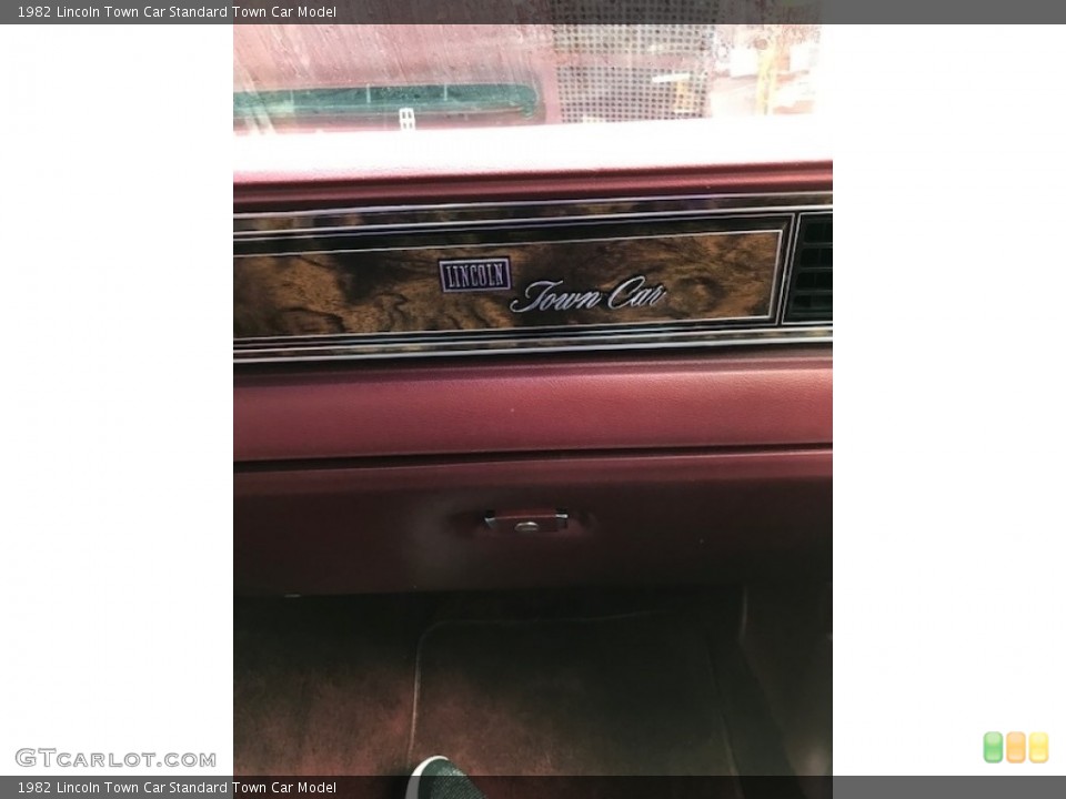 1982 Lincoln Town Car Badges and Logos