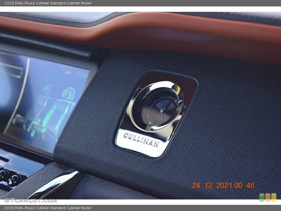 2019 Rolls-Royce Cullinan Custom Badge and Logo Photo #143470166