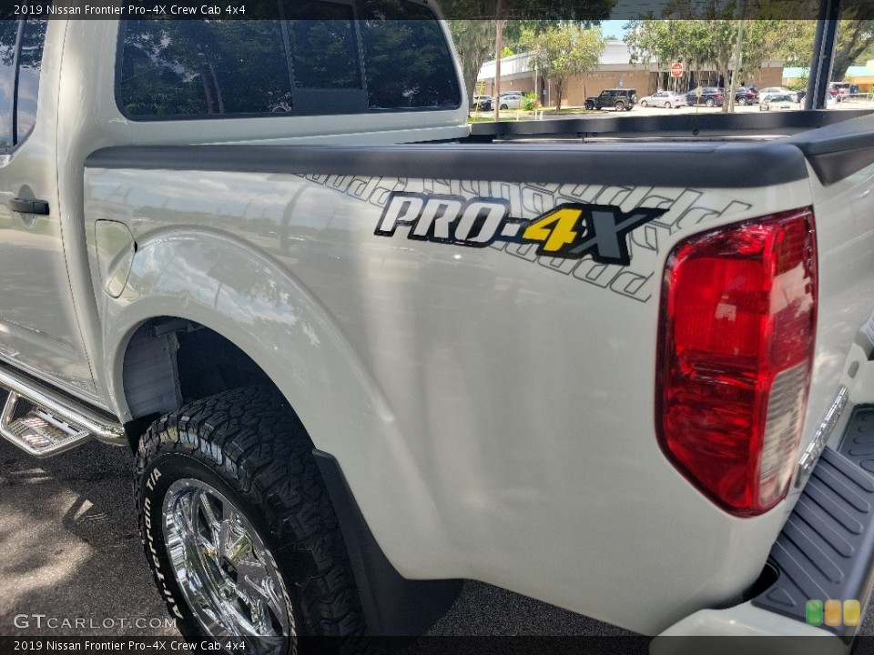 2019 Nissan Frontier Badges and Logos