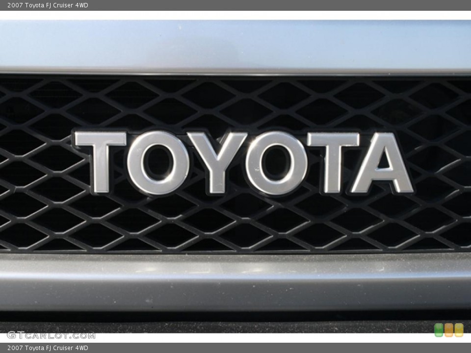 2007 Toyota FJ Cruiser Badges and Logos