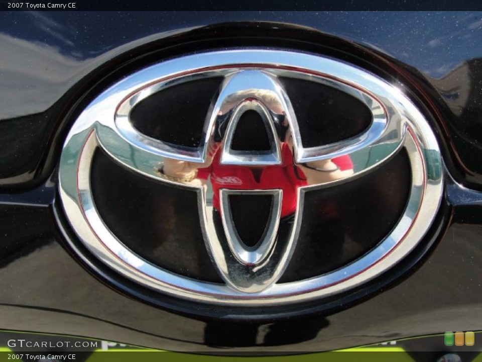 2007 Toyota Camry Badges and Logos