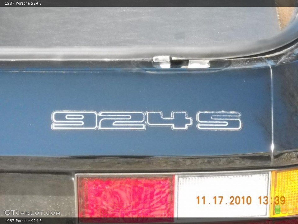 1987 Porsche 924 Badges and Logos