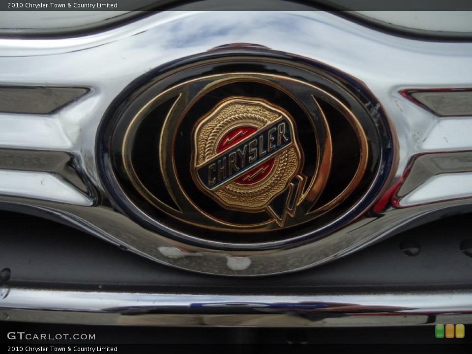 2010 Chrysler Town & Country Badges and Logos