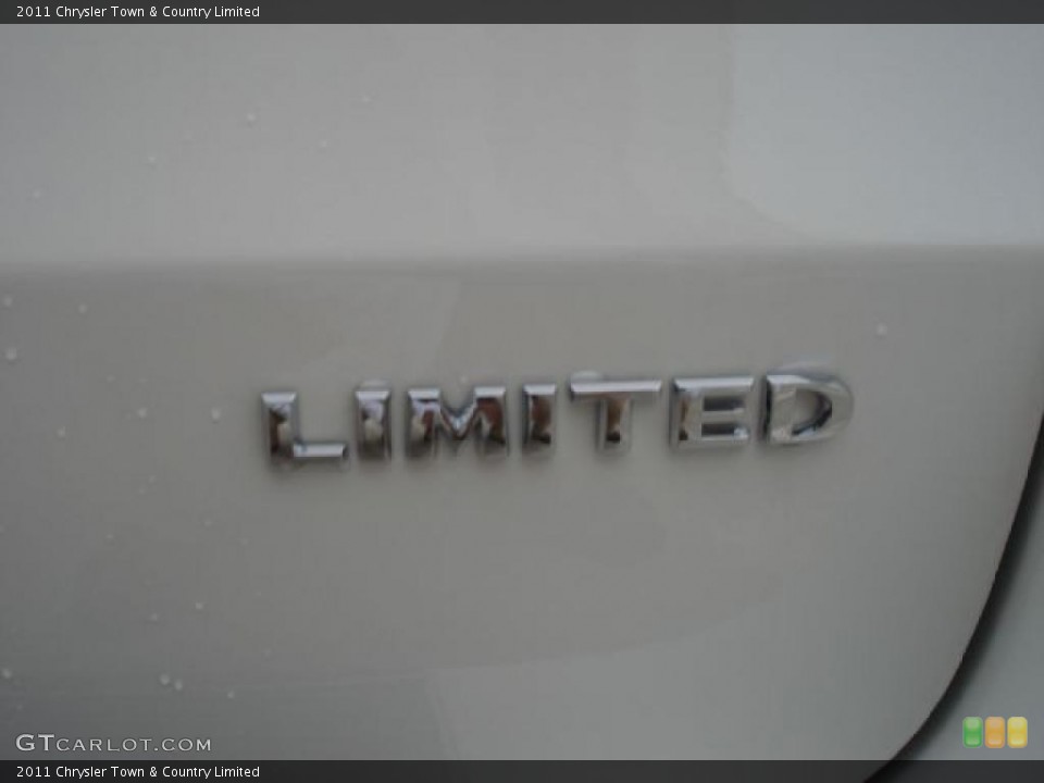 2011 Chrysler Town & Country Badges and Logos