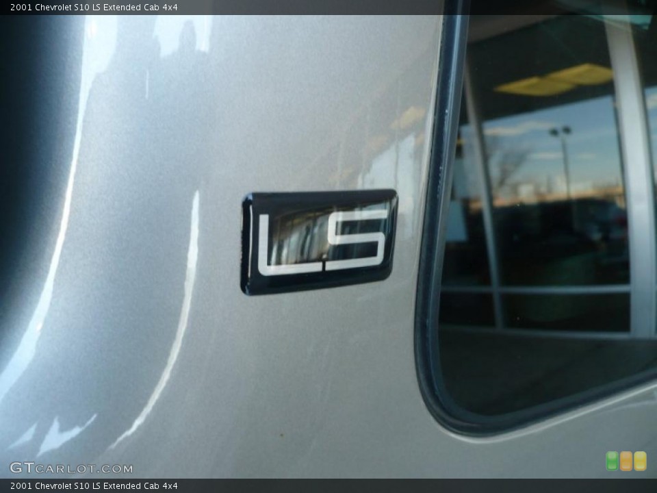2001 Chevrolet S10 Custom Badge and Logo Photo #45175152