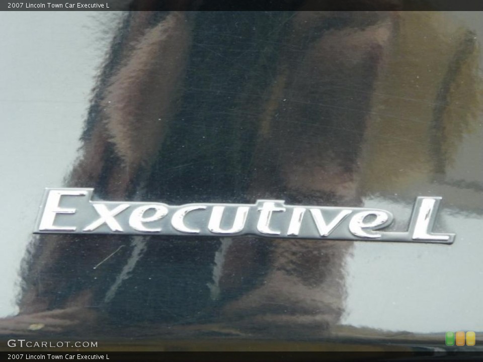 2007 Lincoln Town Car Custom Badge and Logo Photo #46786512
