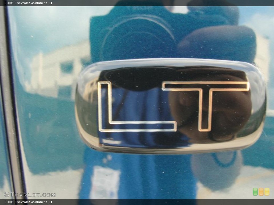 2006 Chevrolet Avalanche Custom Badge and Logo Photo #48385151