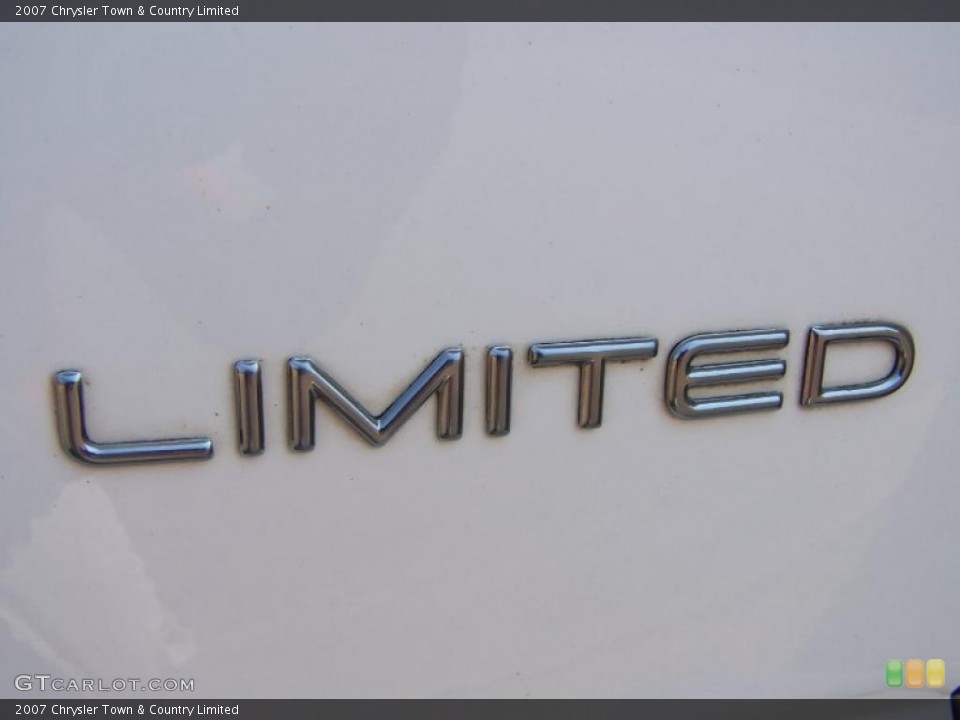 2007 Chrysler Town & Country Badges and Logos