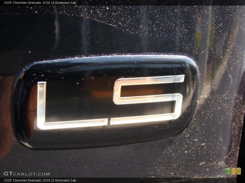 2005 Chevrolet Silverado 1500 Custom Badge and Logo Photo #49806636