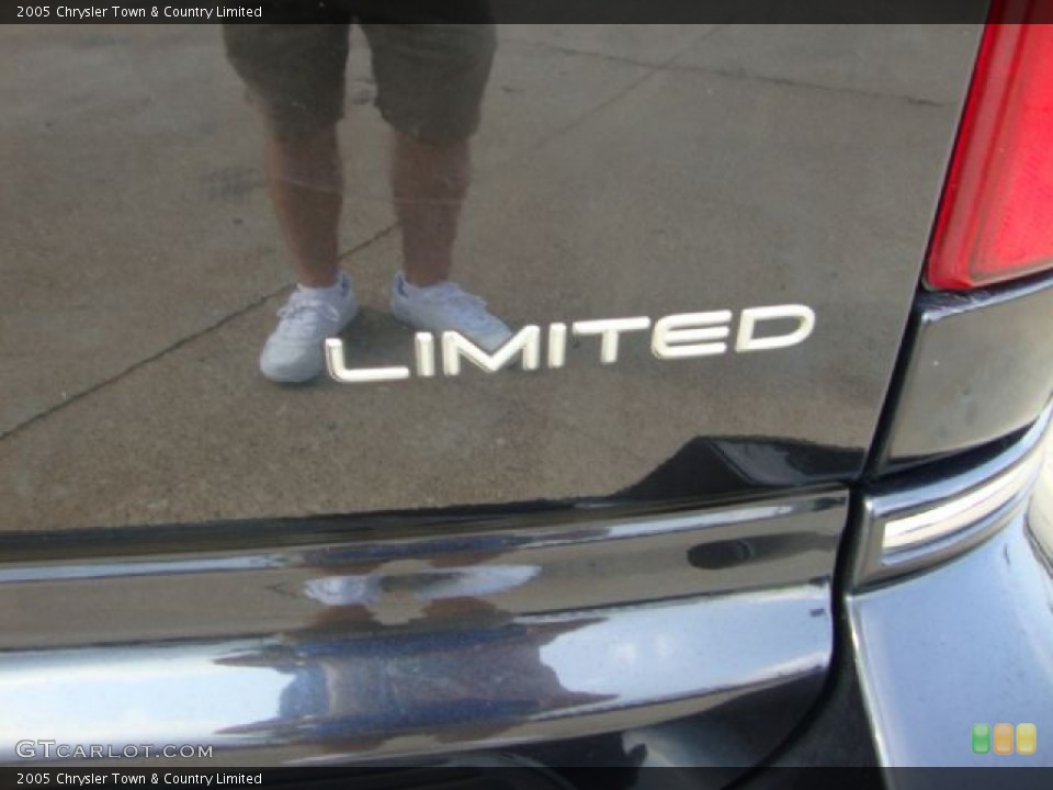 2005 Chrysler Town & Country Badges and Logos