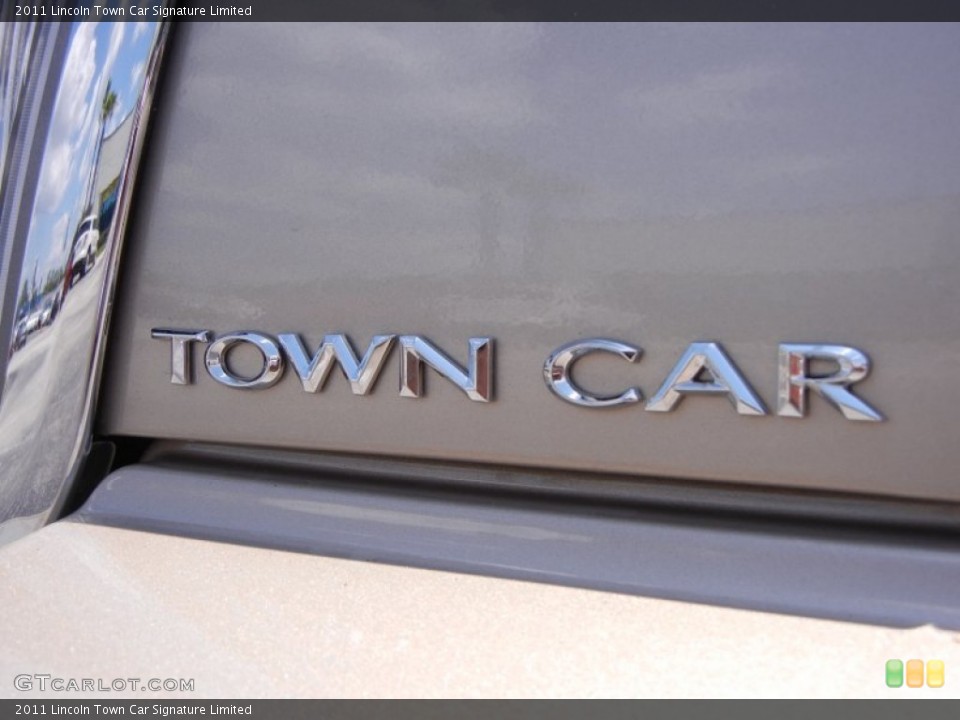 2011 Lincoln Town Car Custom Badge and Logo Photo #52953576