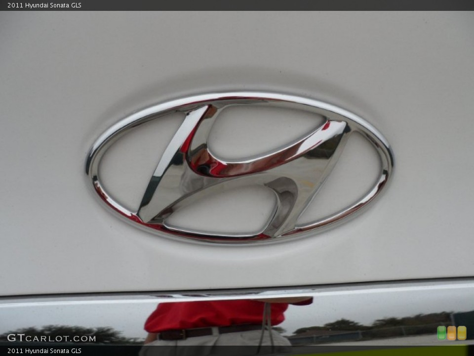 2011 Hyundai Sonata Badges and Logos