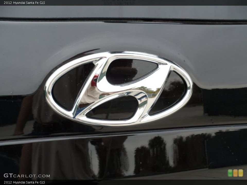 2012 Hyundai Santa Fe Badges and Logos
